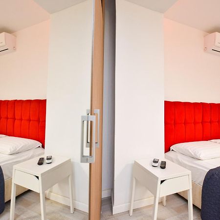 Dracula Adventure Tours Accommodation Bukarest Exteriör bild