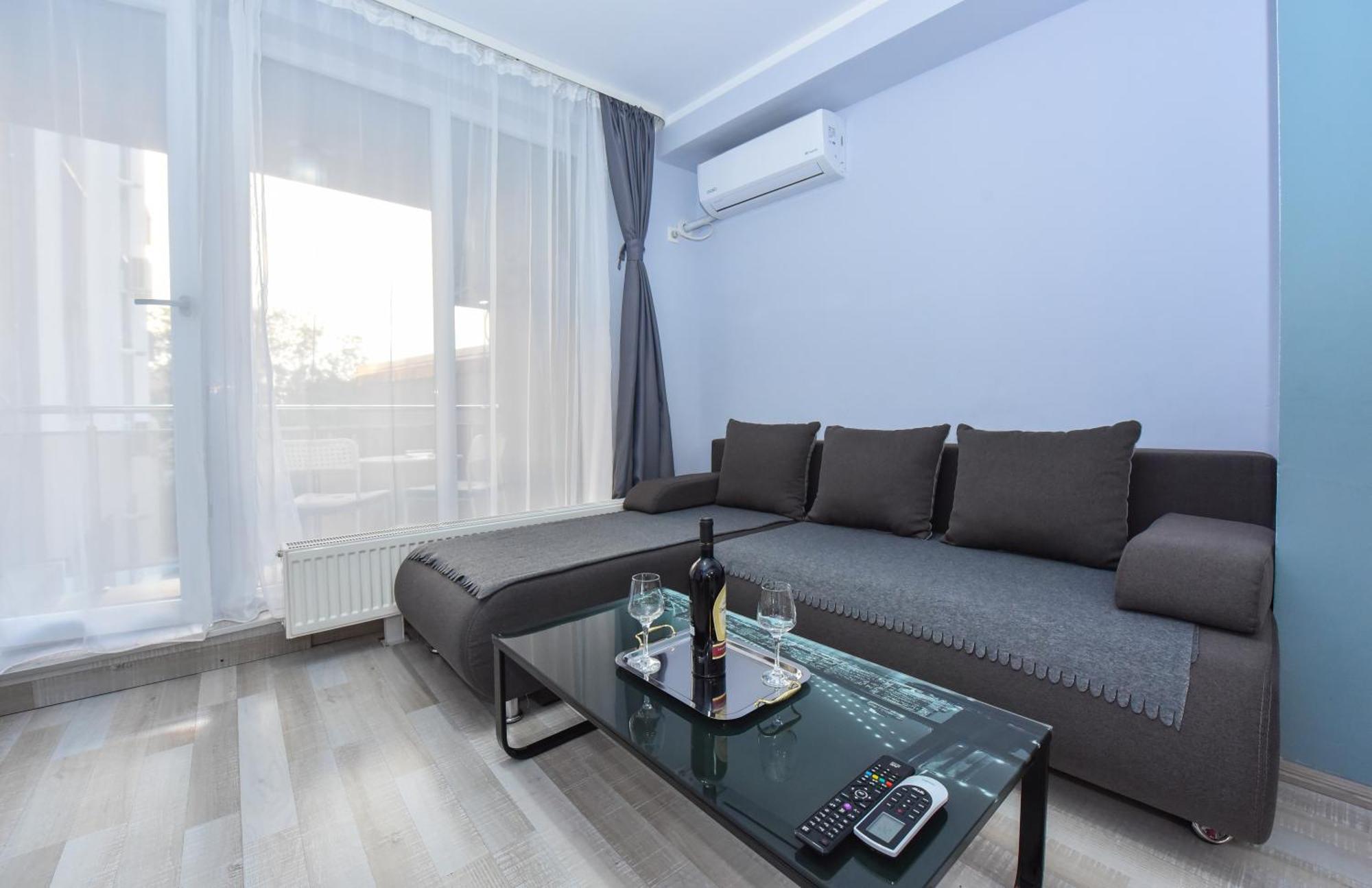 Dracula Adventure Tours Accommodation Bukarest Exteriör bild