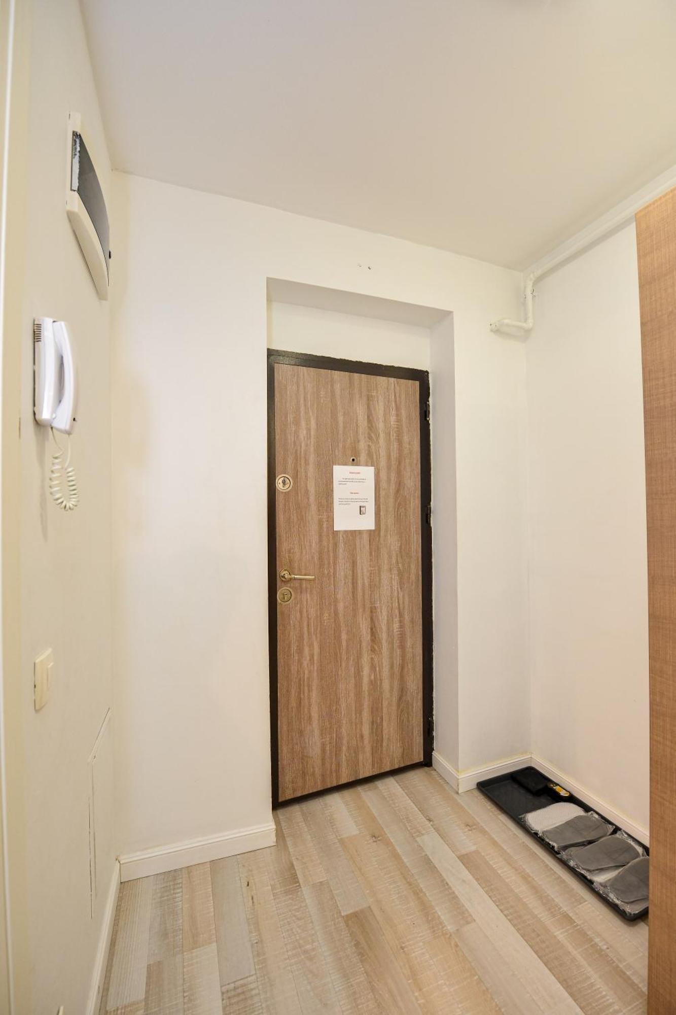 Dracula Adventure Tours Accommodation Bukarest Exteriör bild