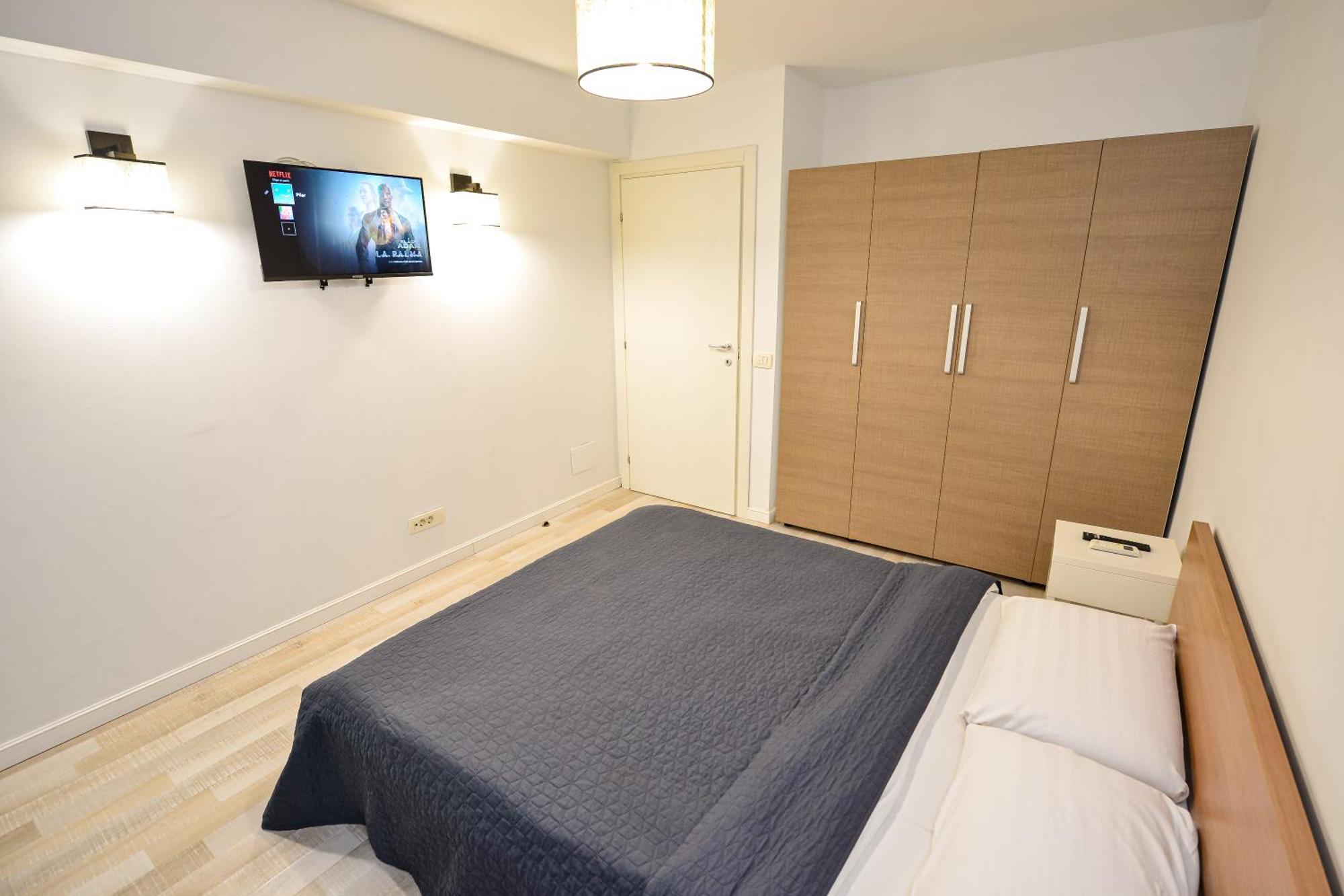 Dracula Adventure Tours Accommodation Bukarest Exteriör bild