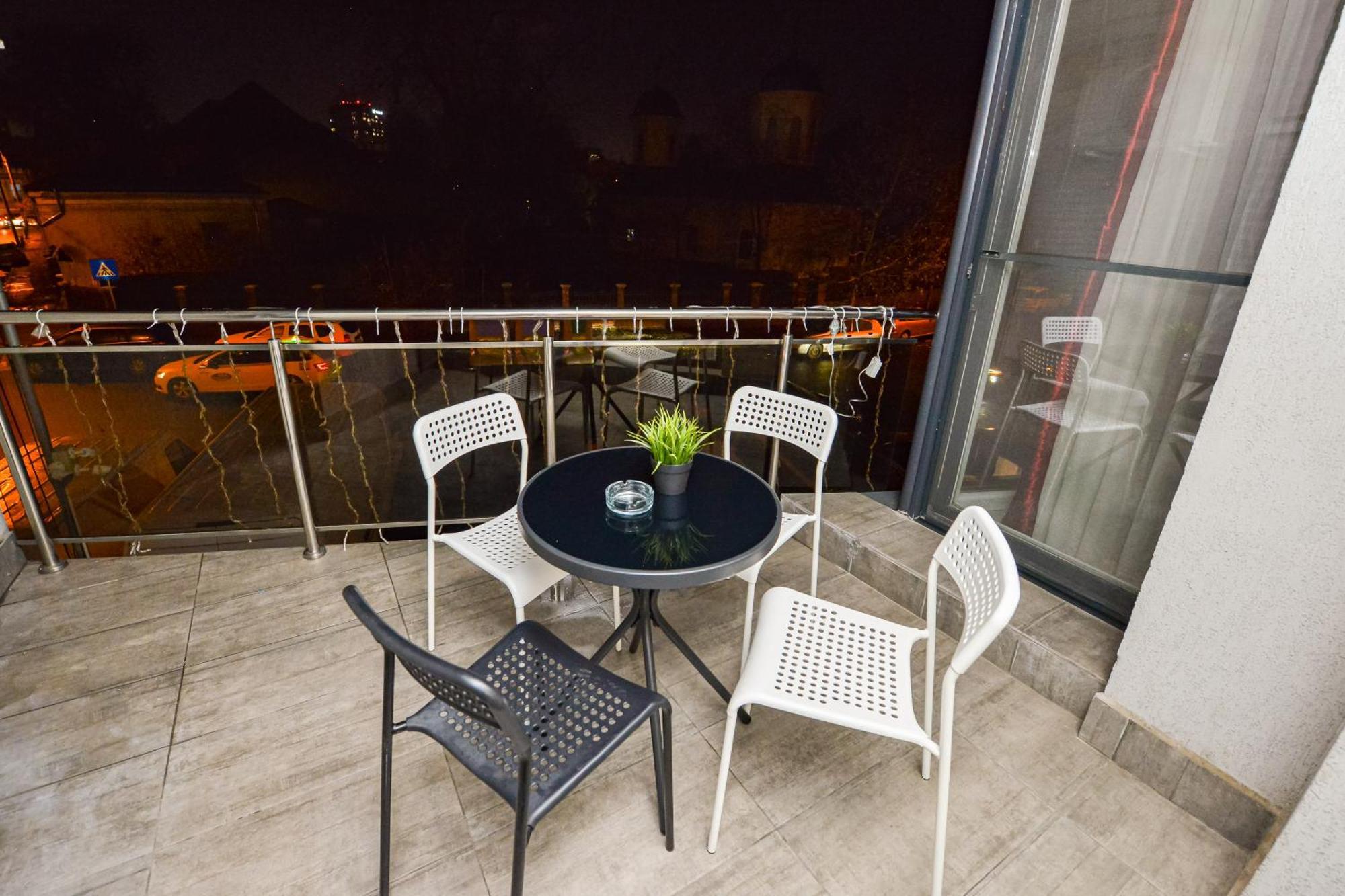 Dracula Adventure Tours Accommodation Bukarest Exteriör bild