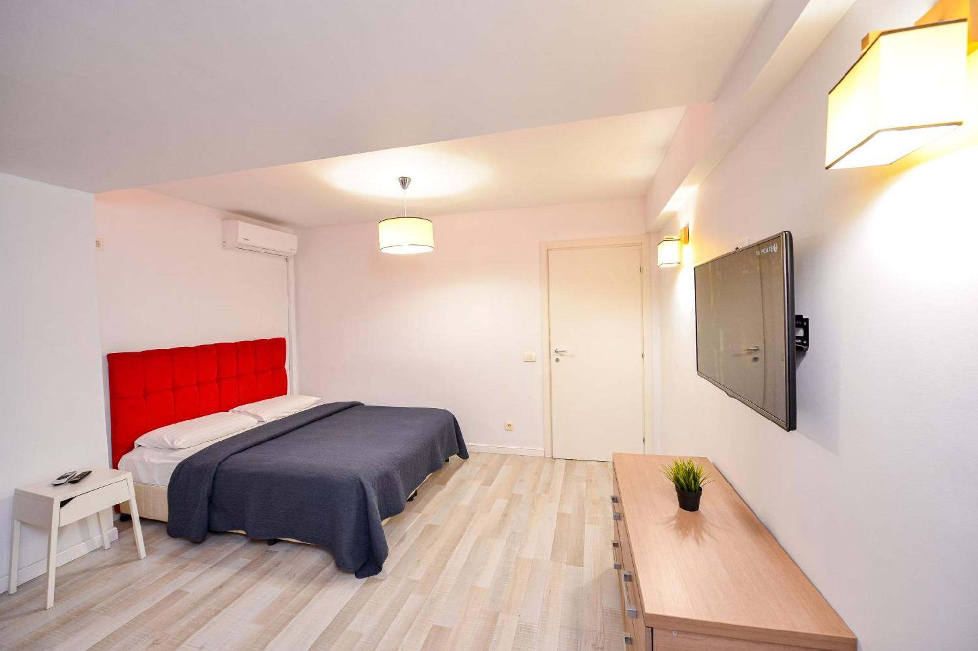 Dracula Adventure Tours Accommodation Bukarest Exteriör bild