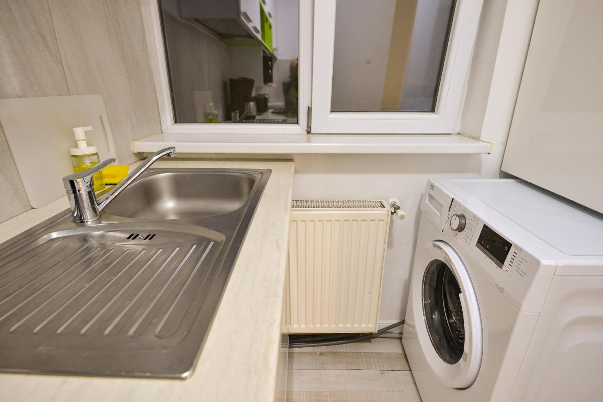 Dracula Adventure Tours Accommodation Bukarest Exteriör bild