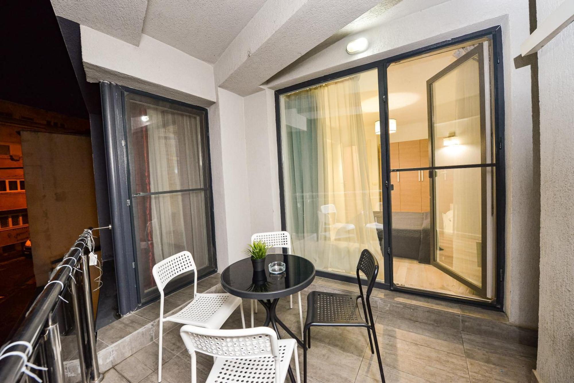 Dracula Adventure Tours Accommodation Bukarest Exteriör bild