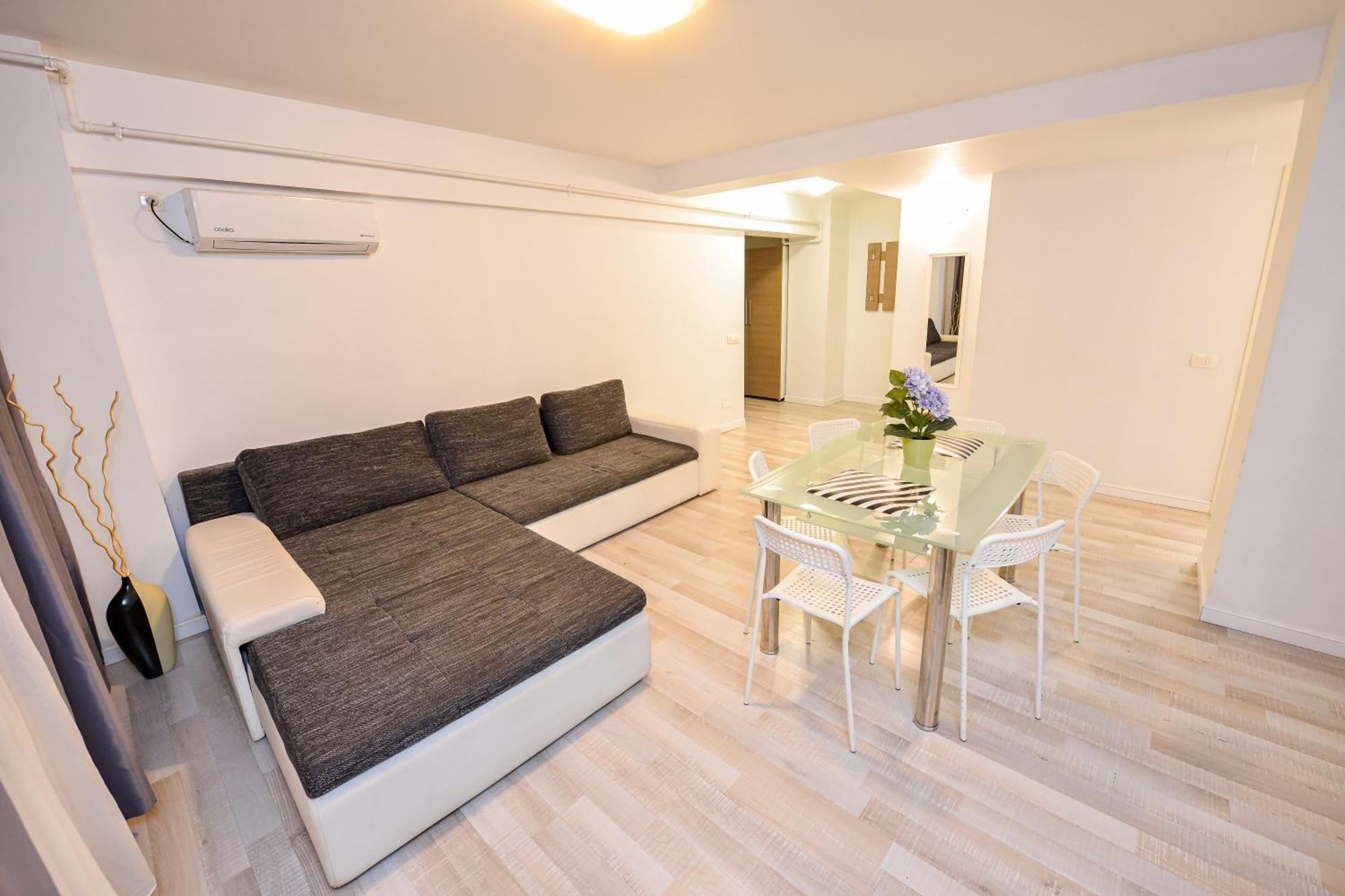 Dracula Adventure Tours Accommodation Bukarest Exteriör bild