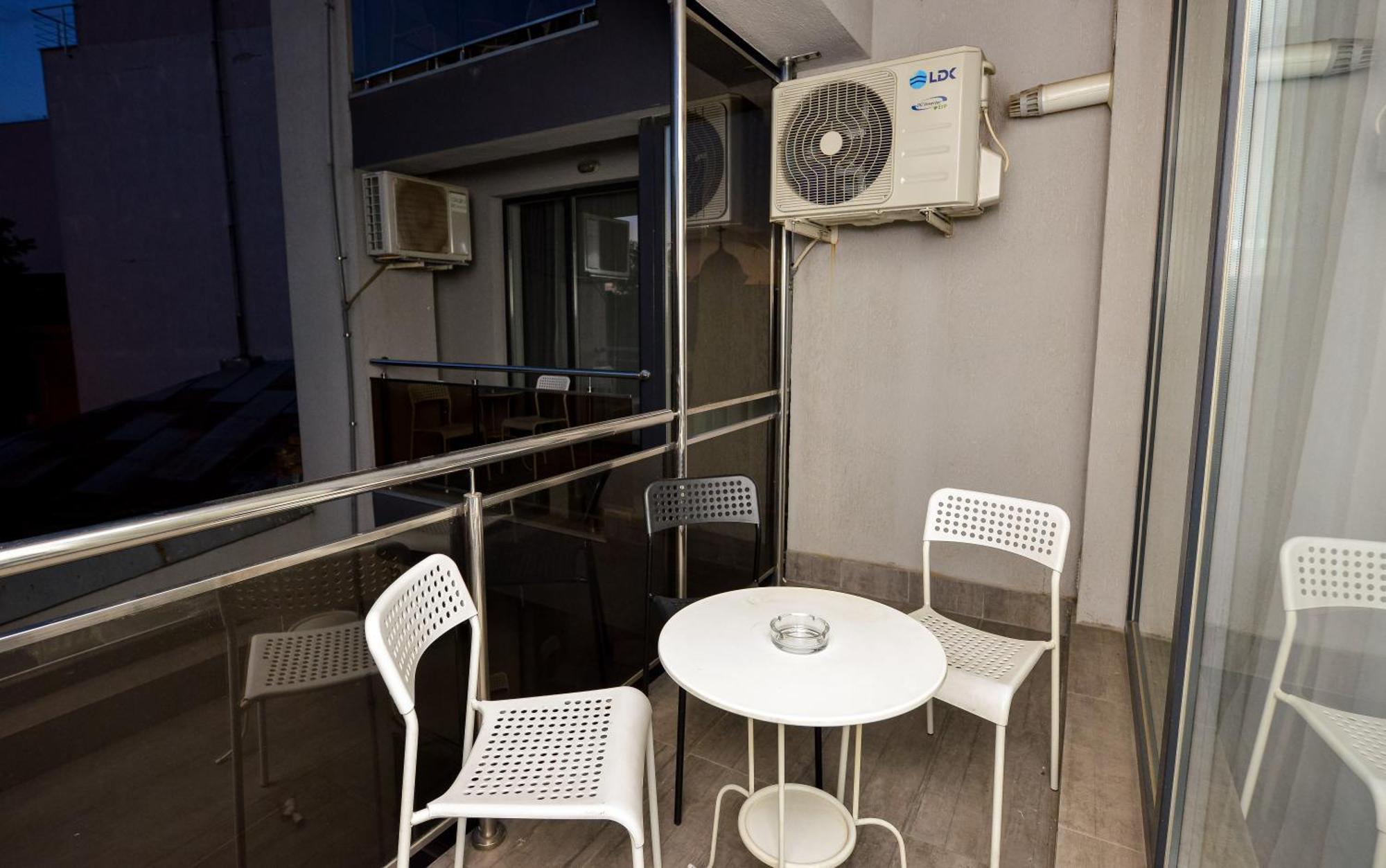 Dracula Adventure Tours Accommodation Bukarest Exteriör bild