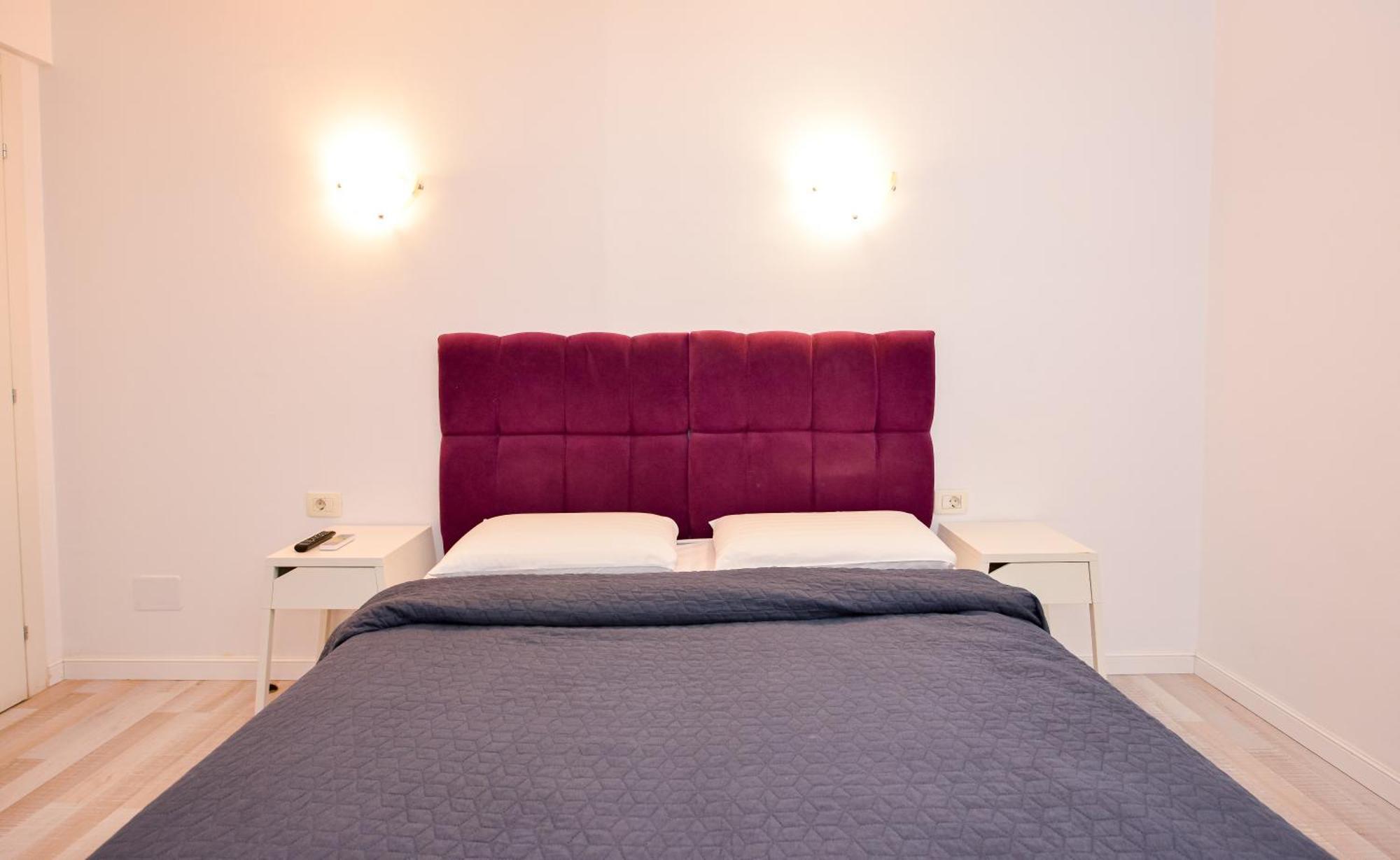 Dracula Adventure Tours Accommodation Bukarest Exteriör bild