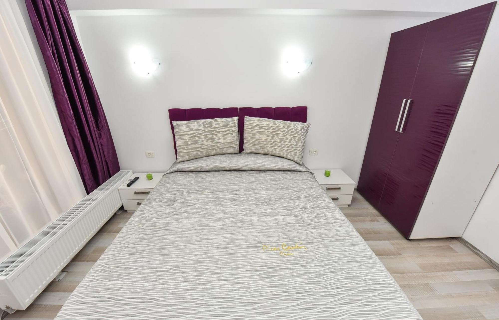 Dracula Adventure Tours Accommodation Bukarest Exteriör bild