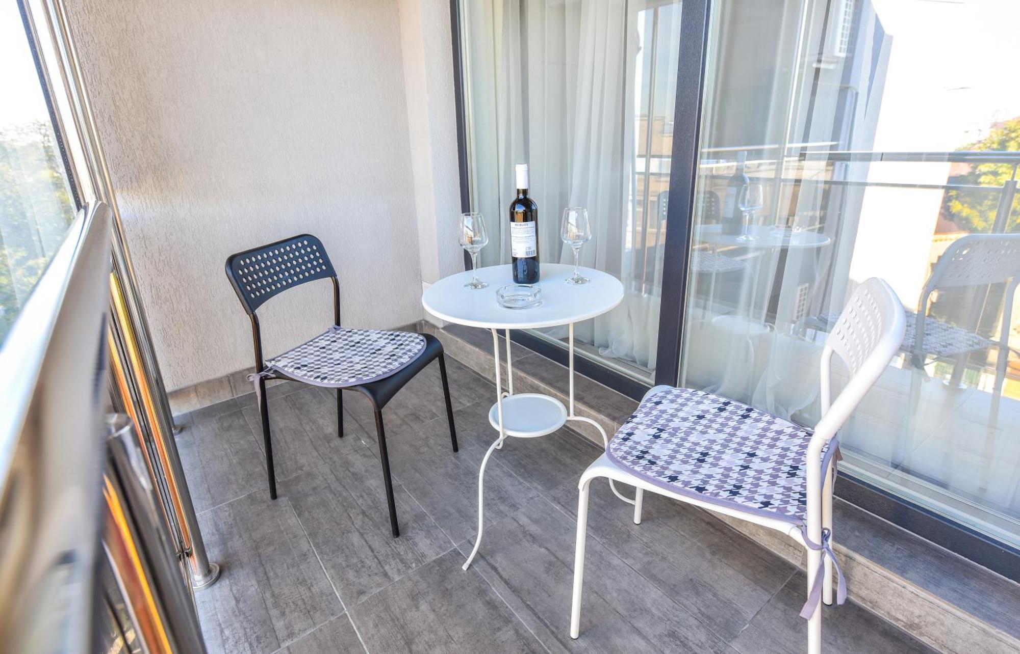 Dracula Adventure Tours Accommodation Bukarest Exteriör bild