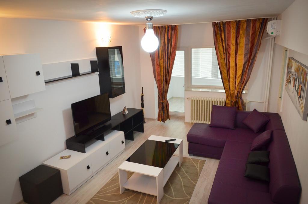 Dracula Adventure Tours Accommodation Bukarest Exteriör bild