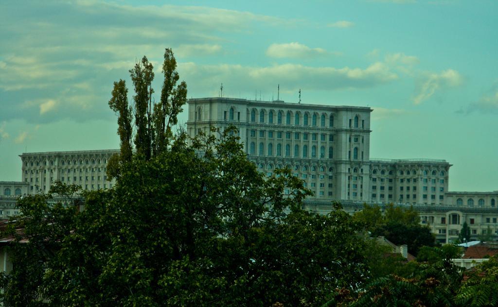 Dracula Adventure Tours Accommodation Bukarest Exteriör bild