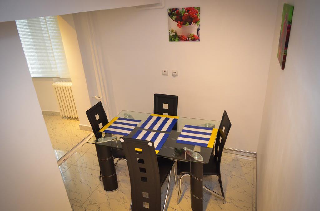Dracula Adventure Tours Accommodation Bukarest Exteriör bild