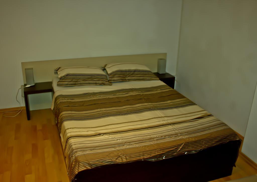 Dracula Adventure Tours Accommodation Bukarest Exteriör bild